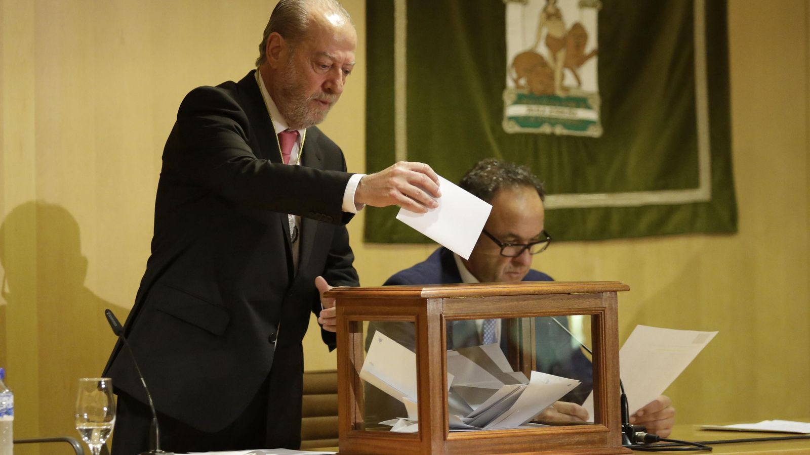 Fernando Rodríguez Villalobos votando para la elección de presidente, en la sesión de constitución del Pleno, el 30 de junio de 2015.