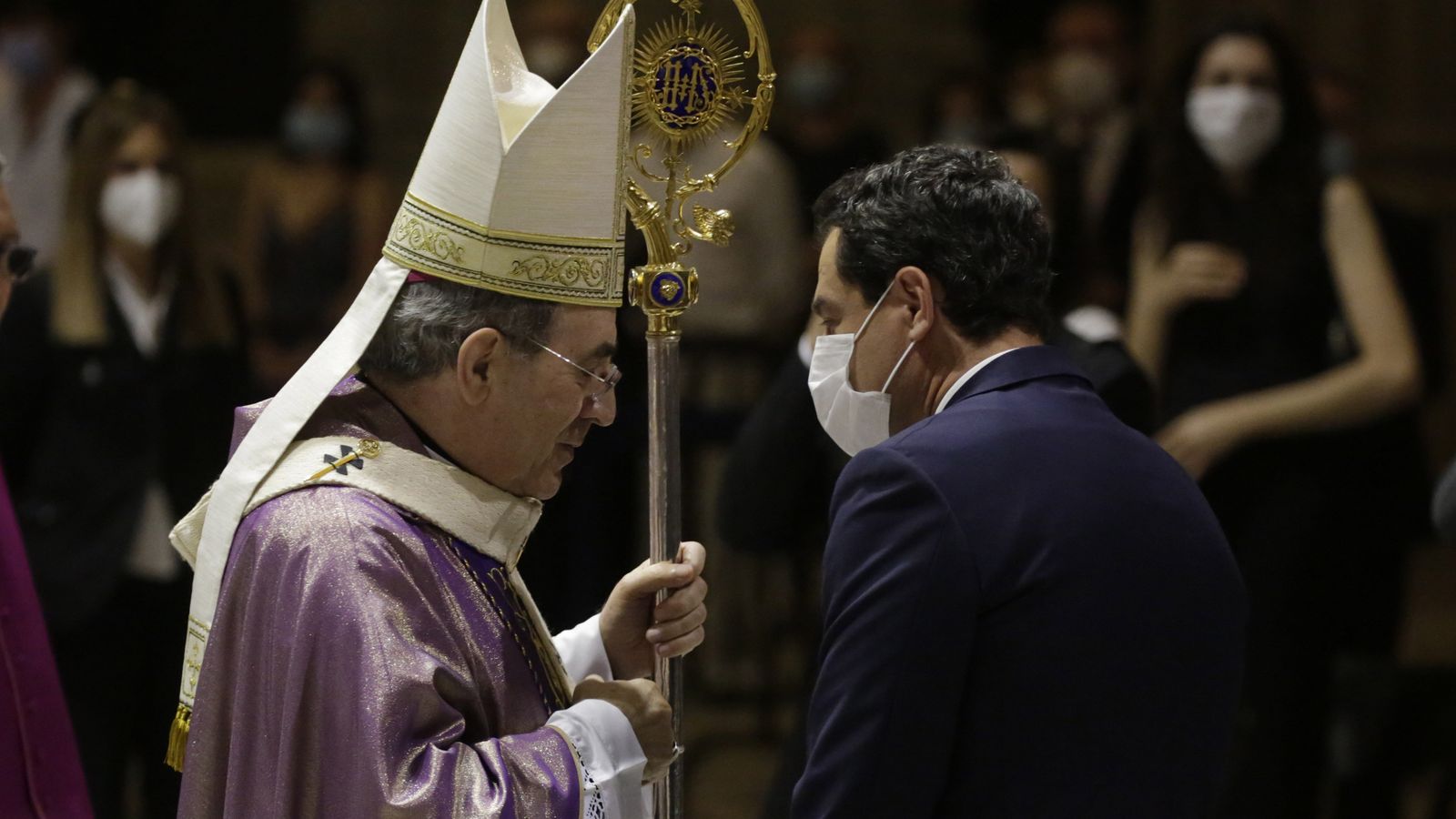 Monseñor Asenjo saluda al presidente andaluz, Juanma Moreno.