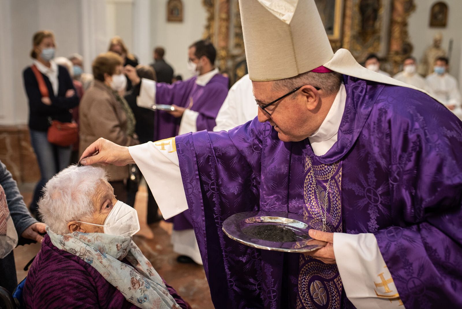 El obispo de Huelva, Santiago Gómez, preside la Misa de imposición de Cenizas en 2022
