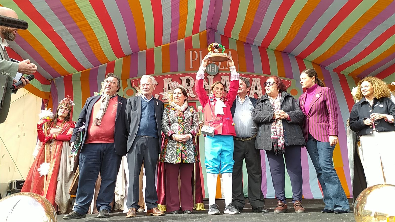 Las imágenes de la entrega del premio Pepe Requeté del Carnaval de San Fernando a Paco Lara