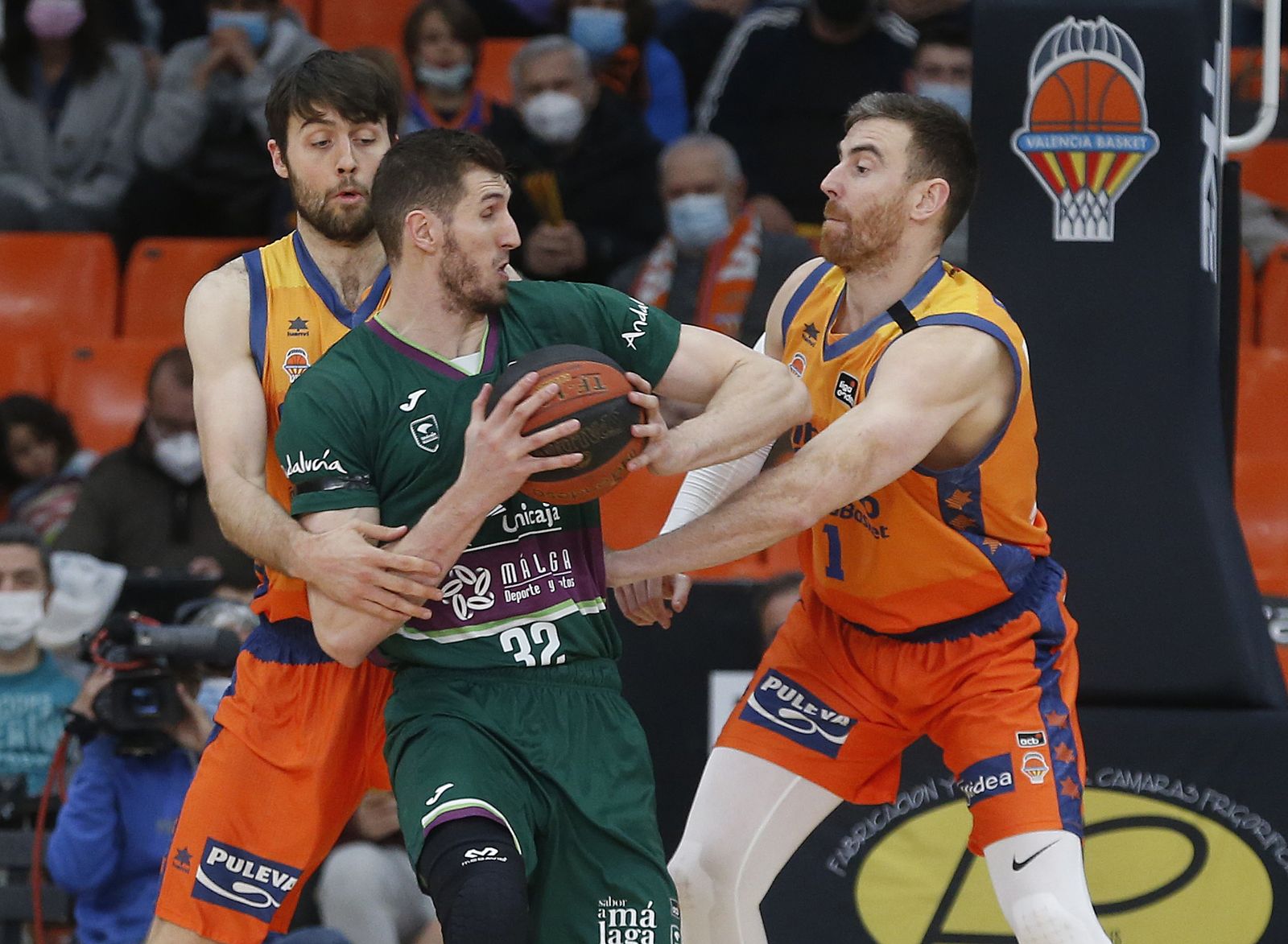 Rubén Guerrero, defendido por Mike Tobey y Víctor Claver.