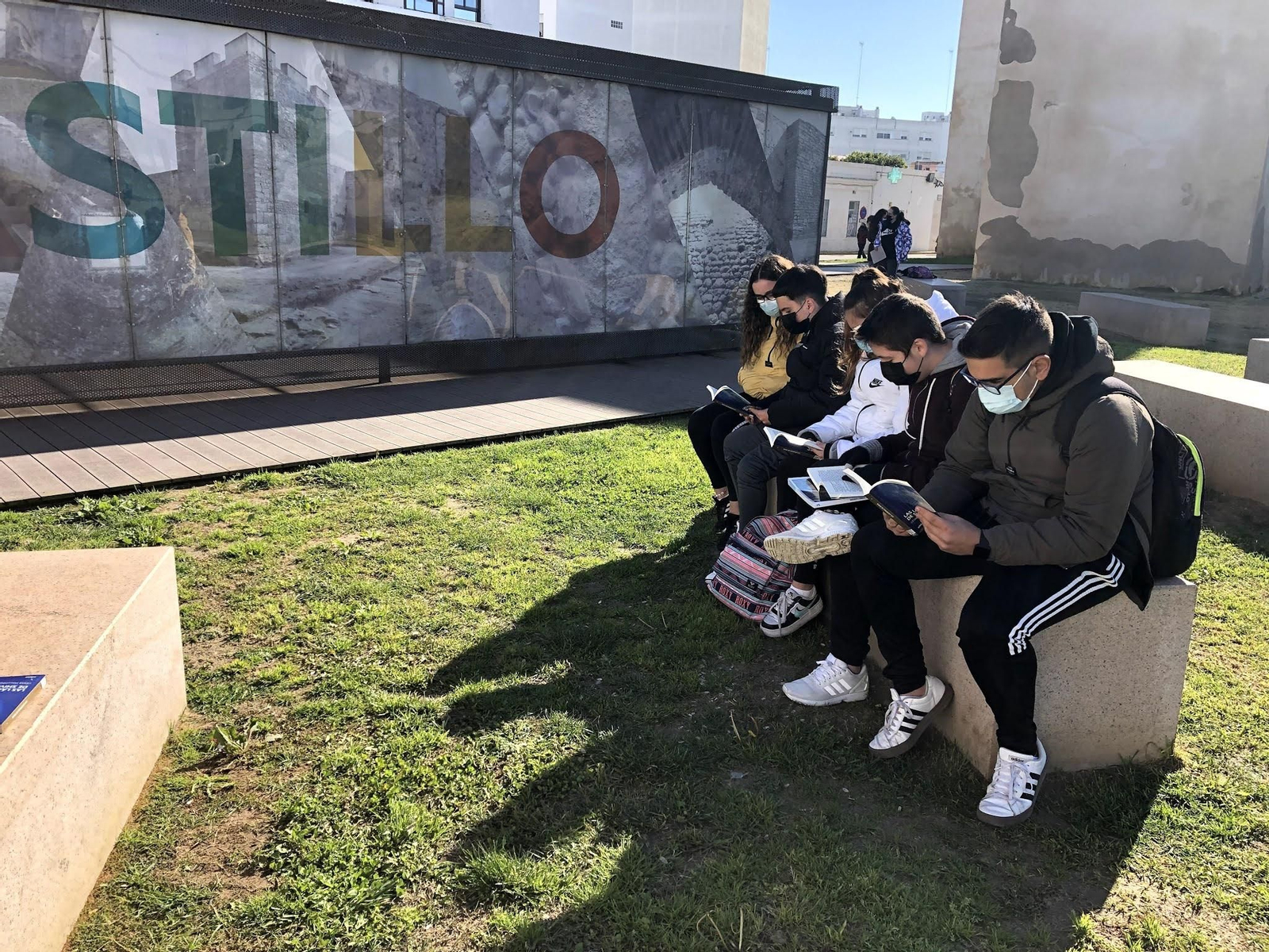 Alumnos del IES Isla de León, en una de las clases al aire libre celebradas en los jardines exteriores del Castillo de San Romualdo.