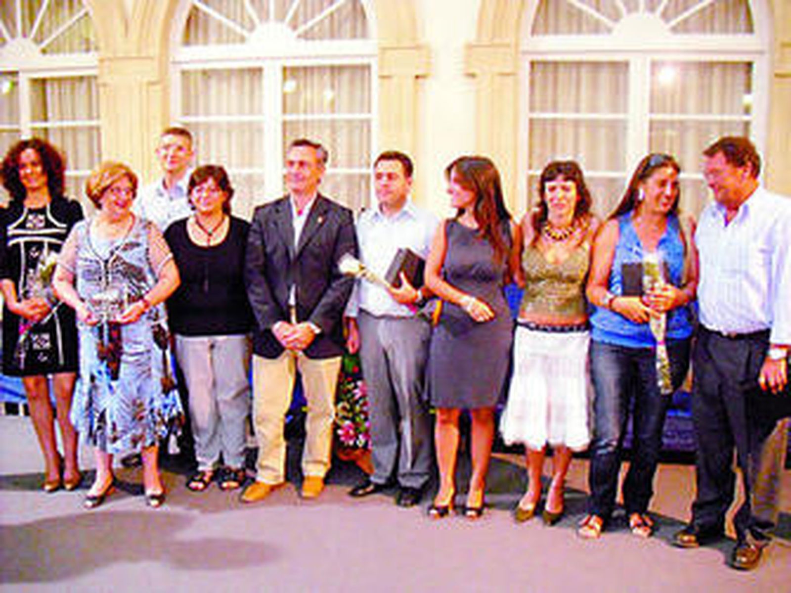 Los premiados, junto a Juan Carlos Usero y Emy Becerra.