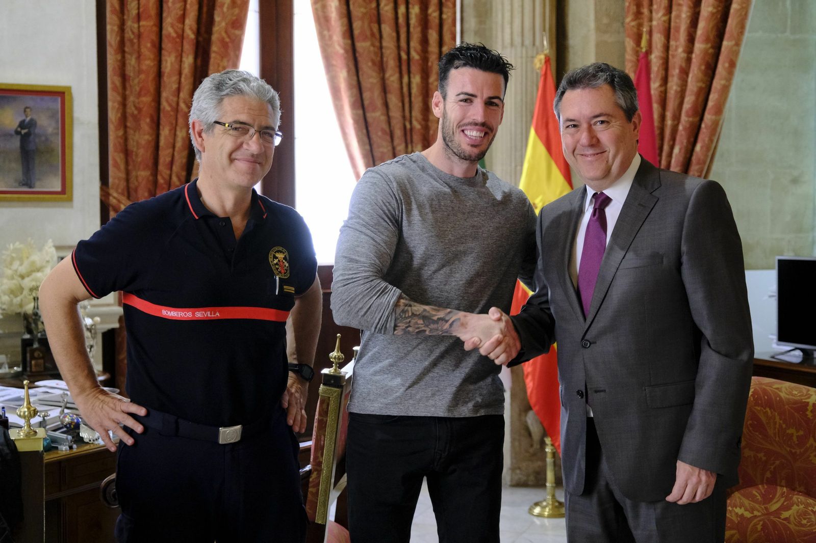 El bombero Miguel Roldán, junto al Alcalde de Sevilla y al cuerpo de bomberos