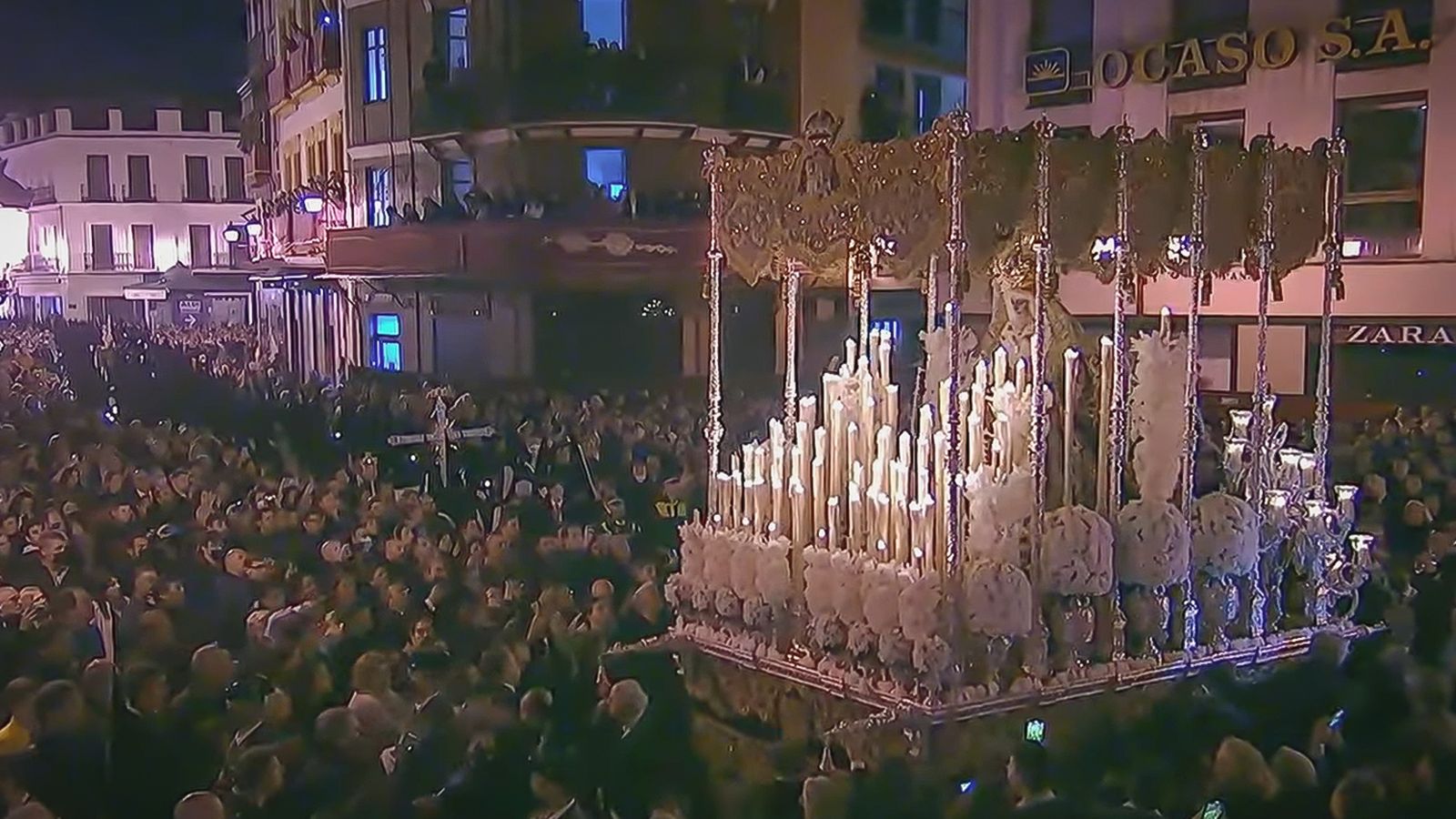 La cruz de guía de la Esperanza de Triana ante el palio de la Macarena