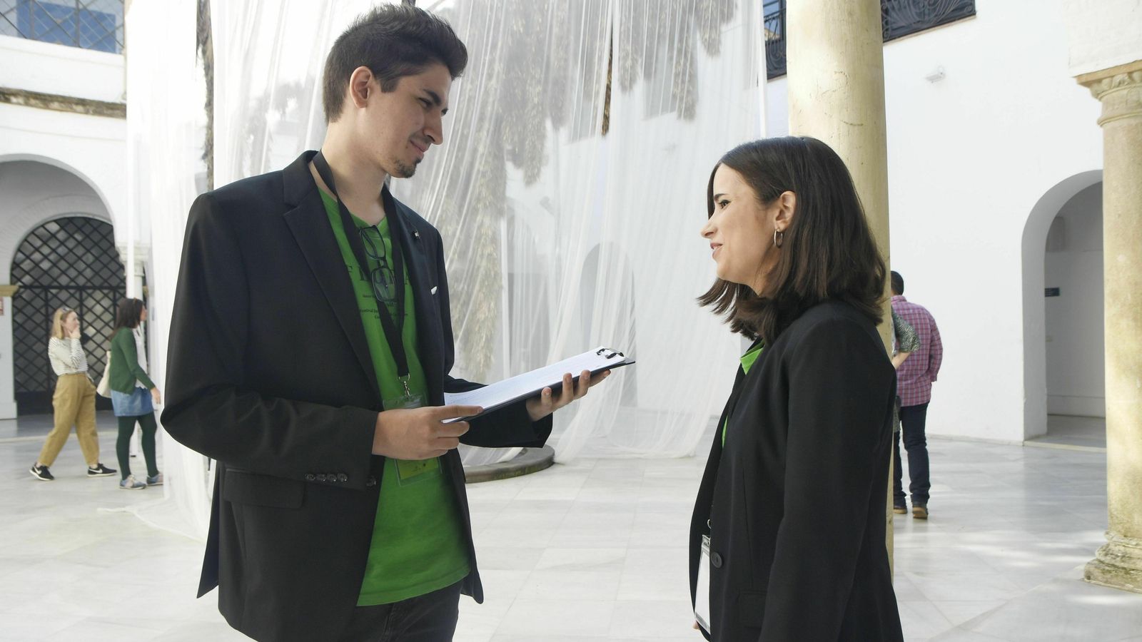 Alicia Rojas yAlberto Criado conversan delante de la obra tapada por una sábana en el Palacio de Orive.