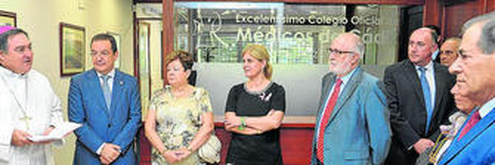 El obispo José Mazuelos bendice ayer la nueva sede en un acto al que acudió la alcaldesa.