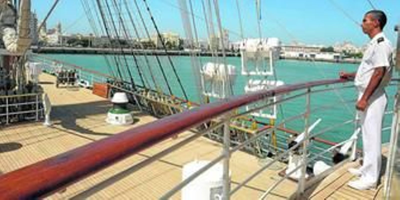 La cubierta del navío, de 104 metros de eslora, con la ciudad gaditana al fondo.