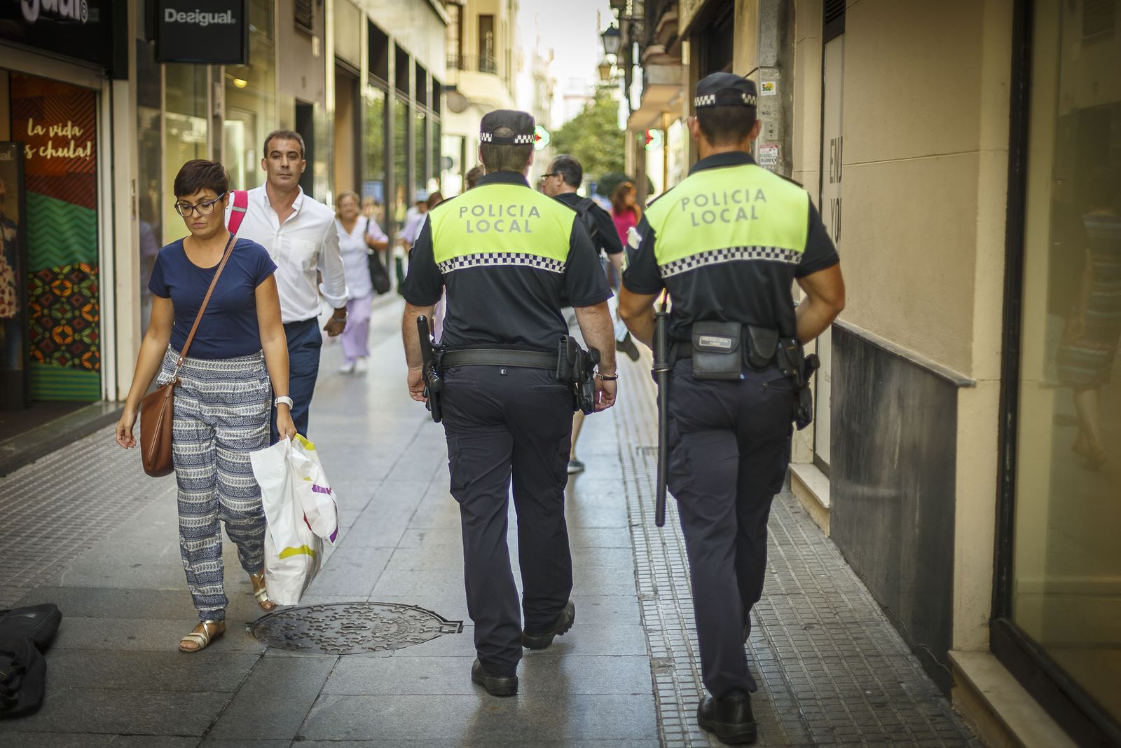 Agentes de la Policía Local por las calles de Cádiz.