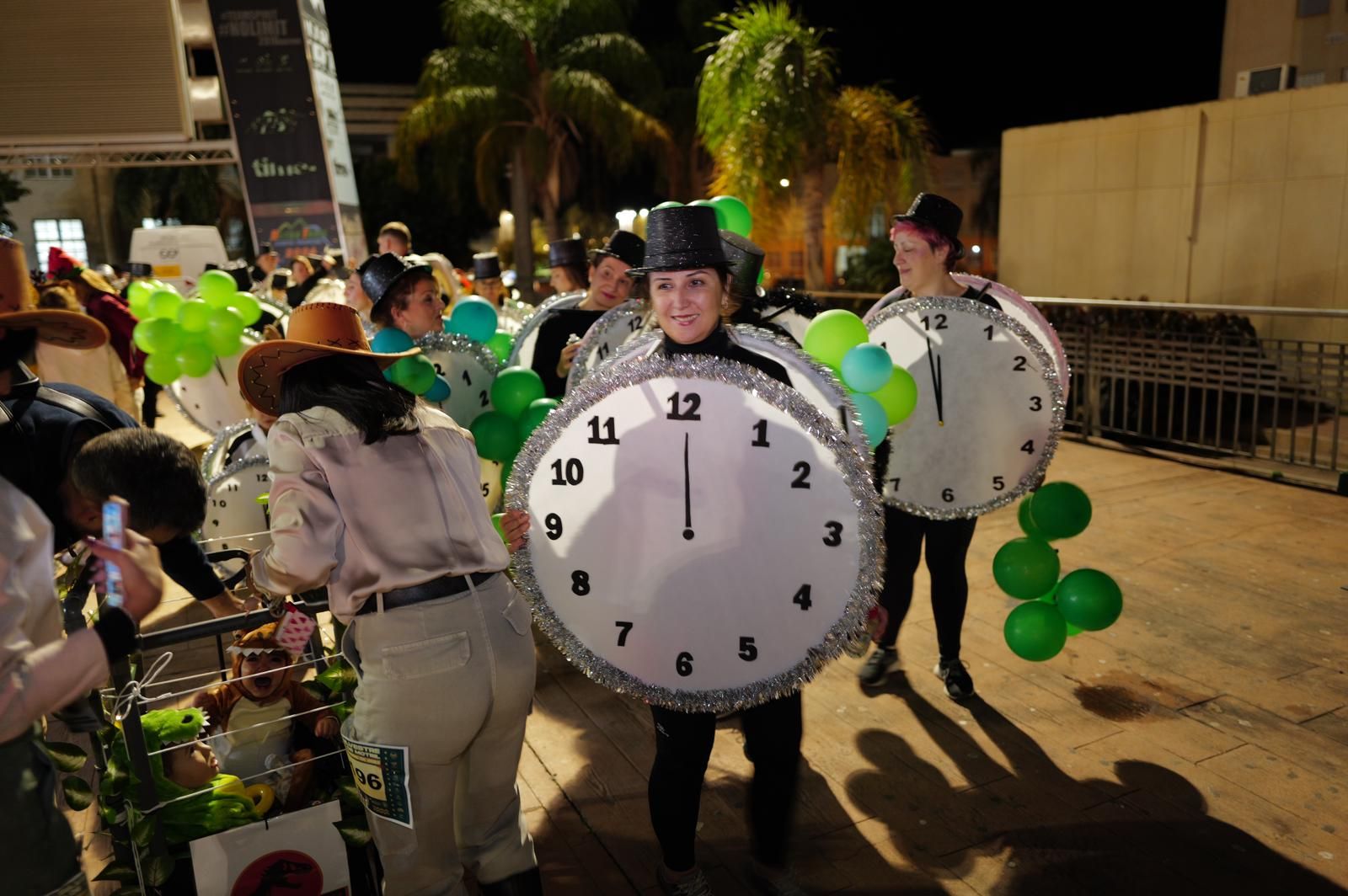 Trolls, coches de choque, bolsas de regalo o exploradores del Parque Jurásico: Así ha sido la San Silvestre de Motril