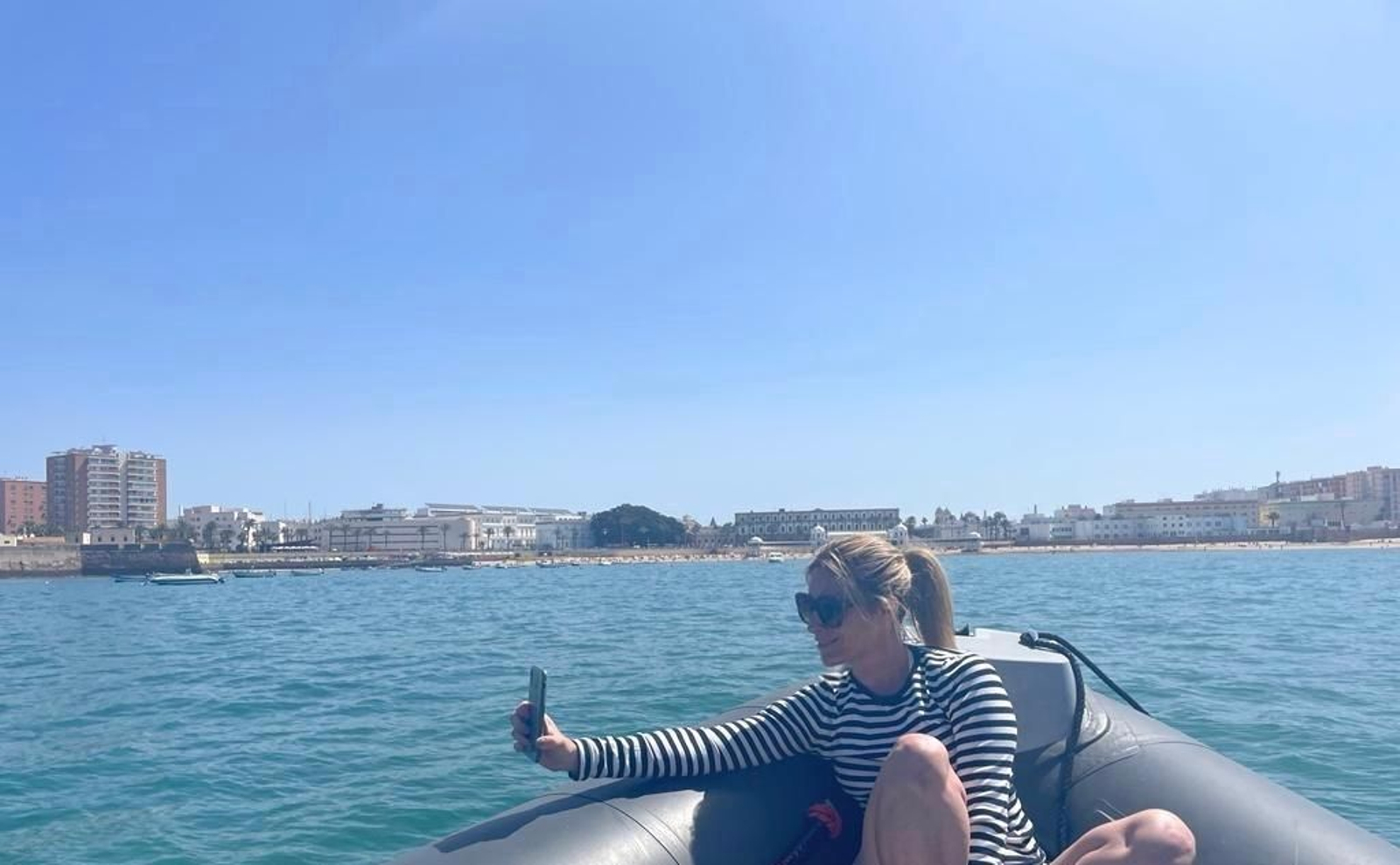 Ainhoa Arbizu disfrutando de un paseo en lancha con vistas a la playa de La Caleta