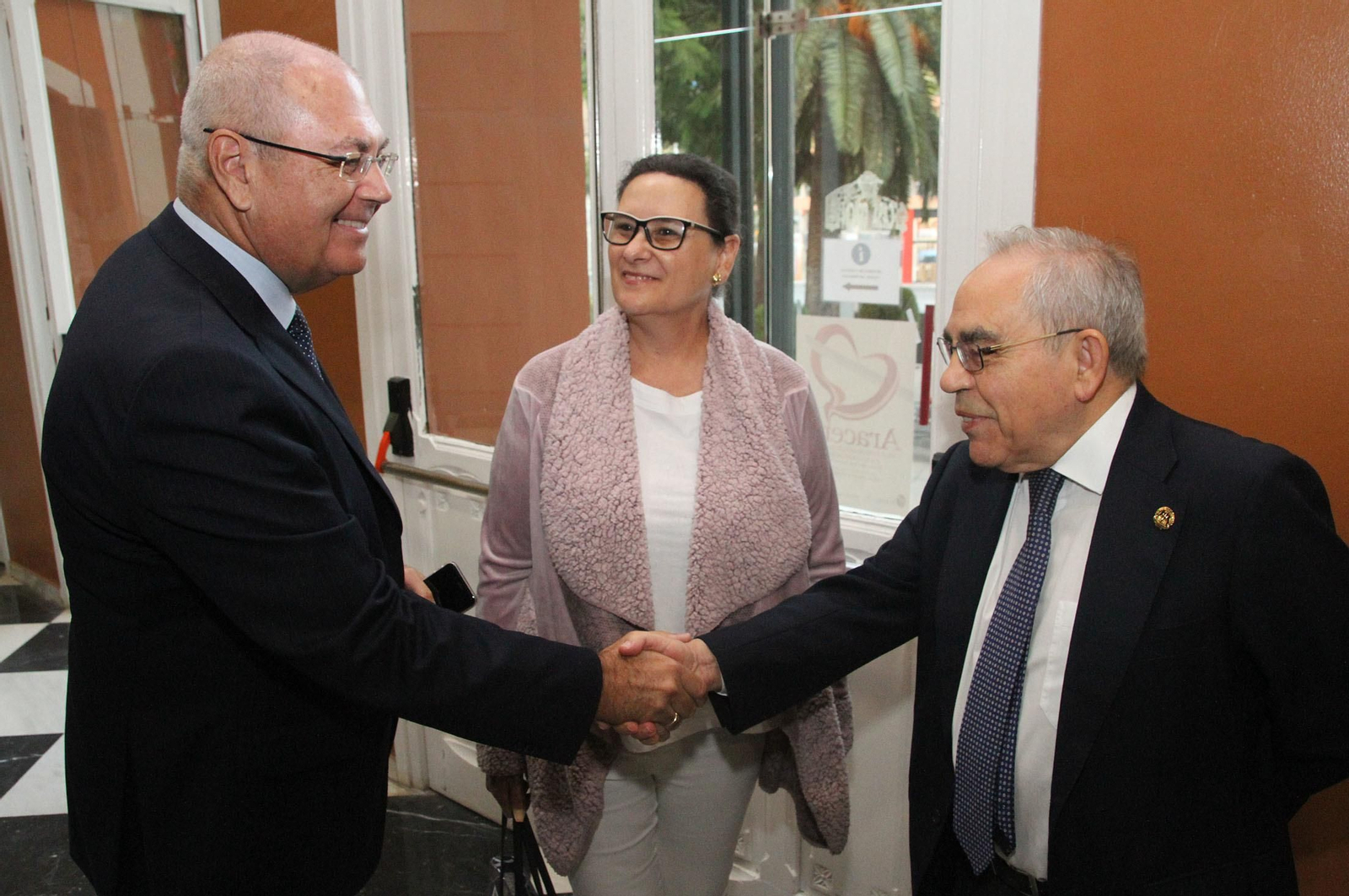 Imágenes de la conferencia y desayuno-coloquio de Gabriel Cruz, alcalde de Huelva