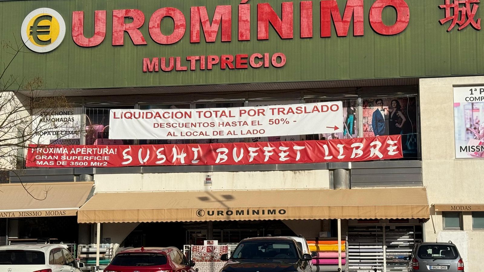 Cartel anunciando la próxima apertura del buffet libre de sushi.