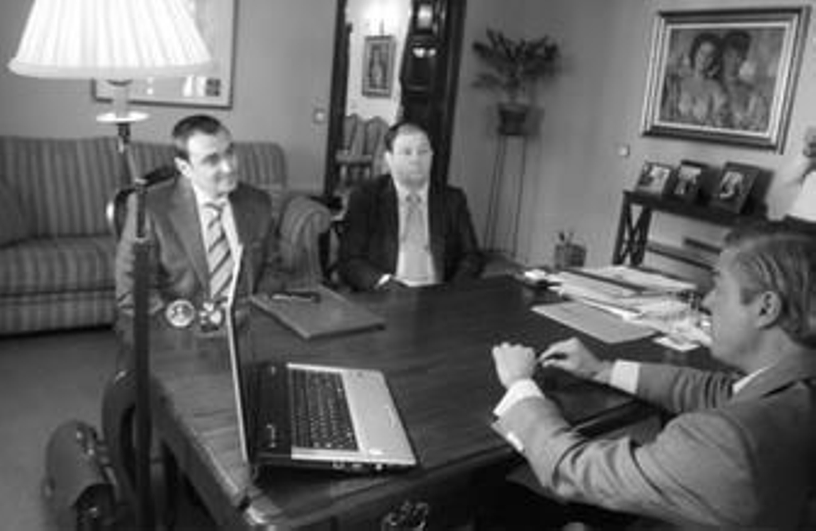 Imagen de la reunión que el alcalde de La Línea mantuvo ayer en su despacho con Juan José Sanz y Julio Montesinos.