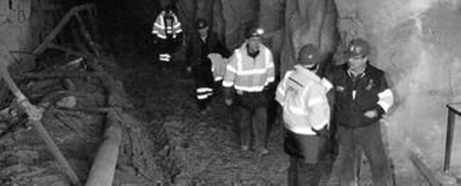 El grupo de mineros encerrados se dirige hacia la boca del túnel 14, la pasada madrugada, poco antes de abandonar la protesta.