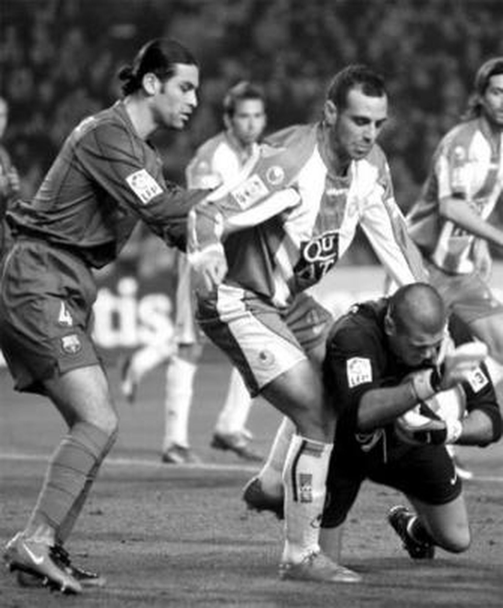 Valdés detiene el balón en presencia de Márquez y Marc Torrejón.