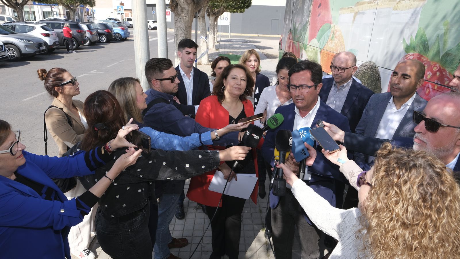 Imágenes de la caravana Frutibús, alimentación saludable, en Las Norias (El Ejido)