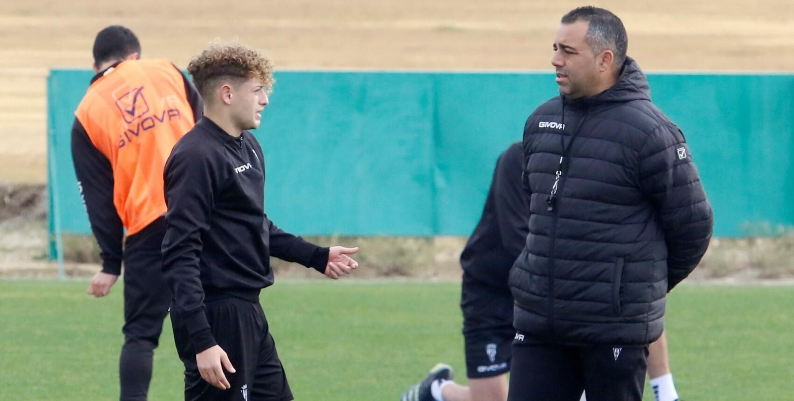 Simo charla con Germán Crespo en el entrenamiento de este lunes del Córdoba CF.