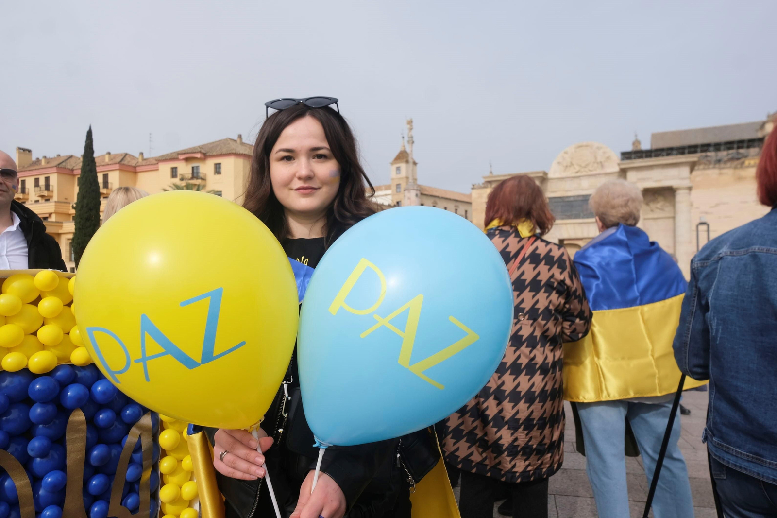 El mercadillo solidario de la Asociación de Ucranianos en Córdoba, en imágenes