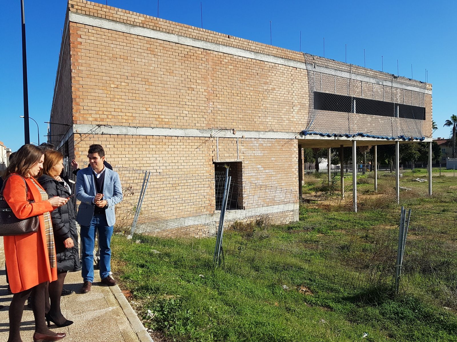 Romero con miembros de Ciudadanos, junto al centro de salud a medio construir de Camposoto.