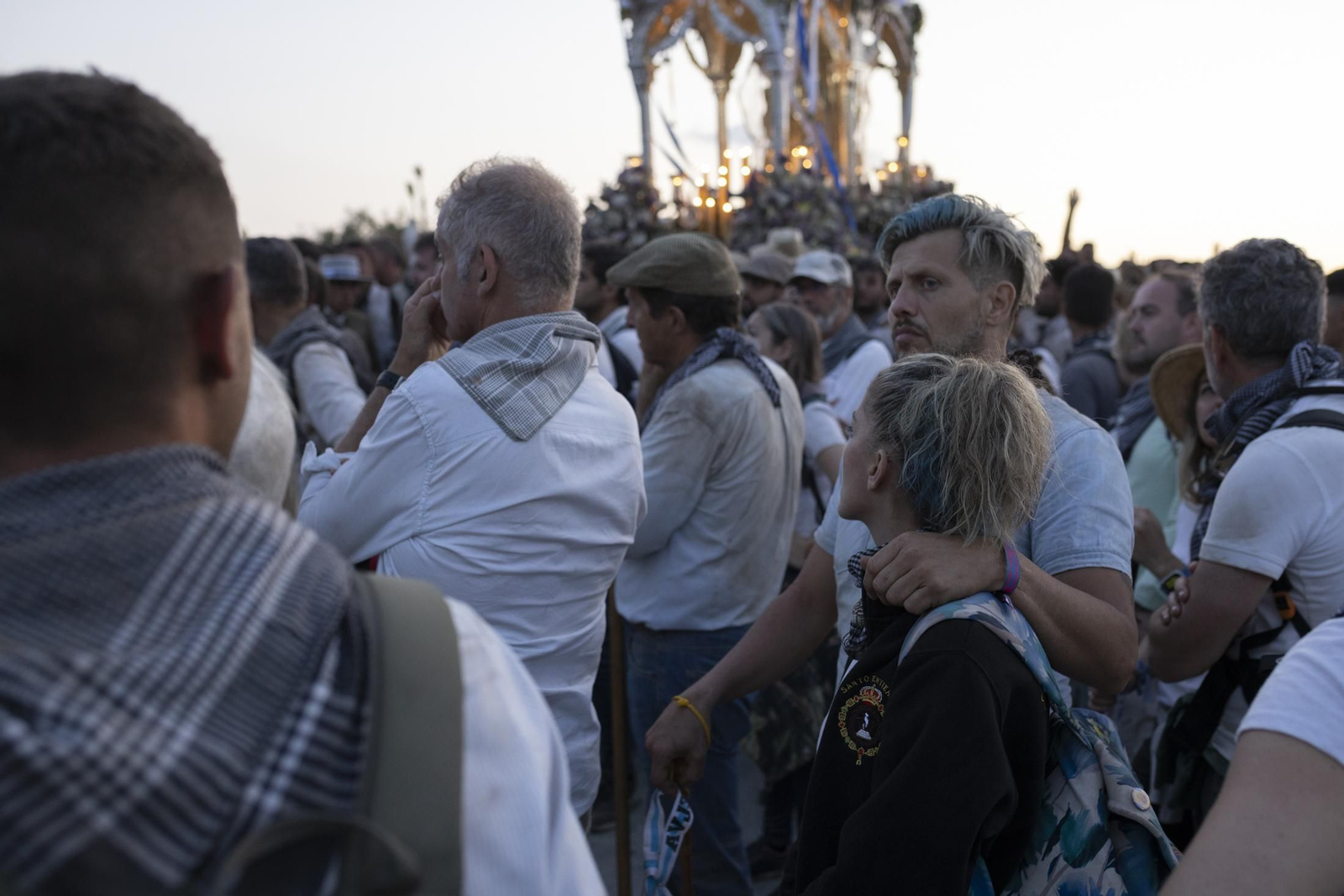 El Rocío 2023: Imágenes de la entrada de la Hermandad de Huelva en El Rocío