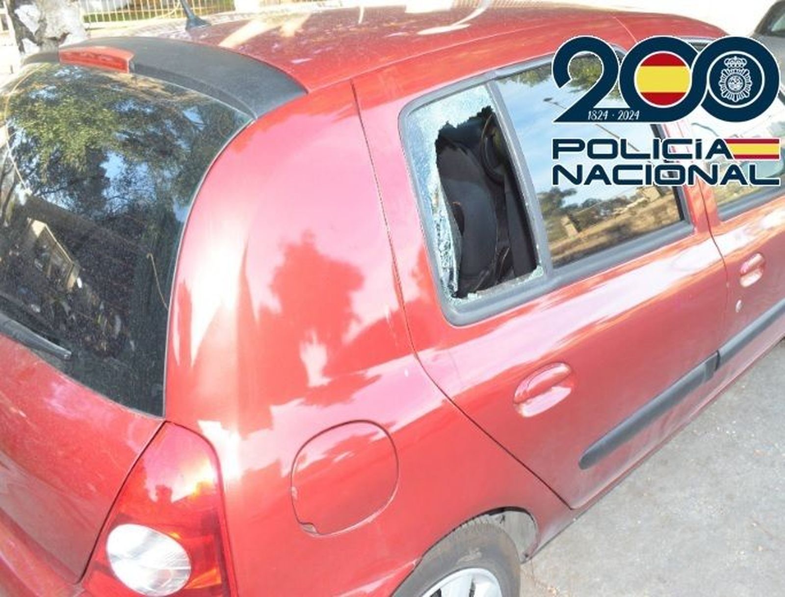 Uno de los vehículos violentados para robar.