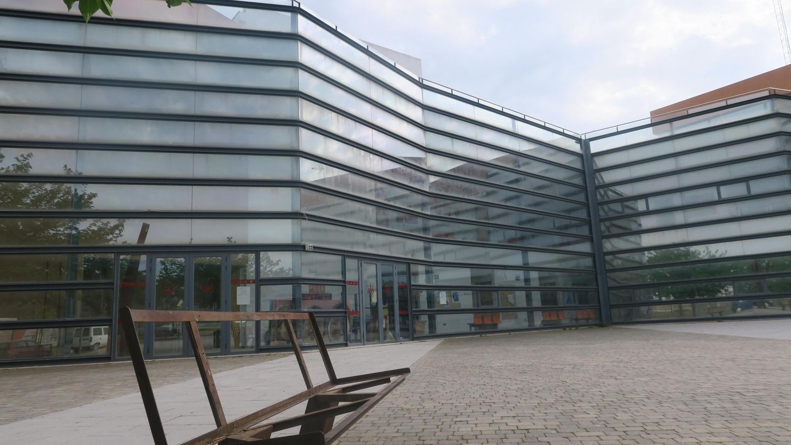 Exterior del centro cívico de El Higuerón.