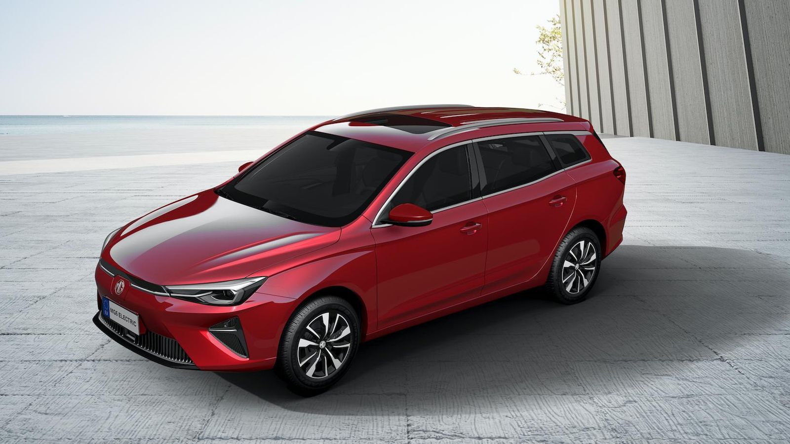 Hay híbridos, enchufables o no, con formato familiar y tamaño parecido, como los Toyota Corolla, Renault Mégane, Suzuki Swance, Skoda Octavia o Kia Ceed; pero ningún otro modelo del mercado liga esa carrocería a un motor exclusivamente eléctrico.