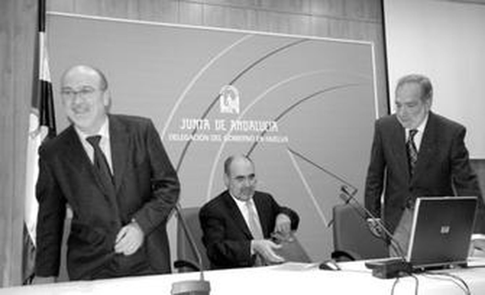 Manuel Alfonso Jiménez, Jesús Candil y Manuel Bago inauguraron ayer las jornadas en la Delegación del Gobierno.