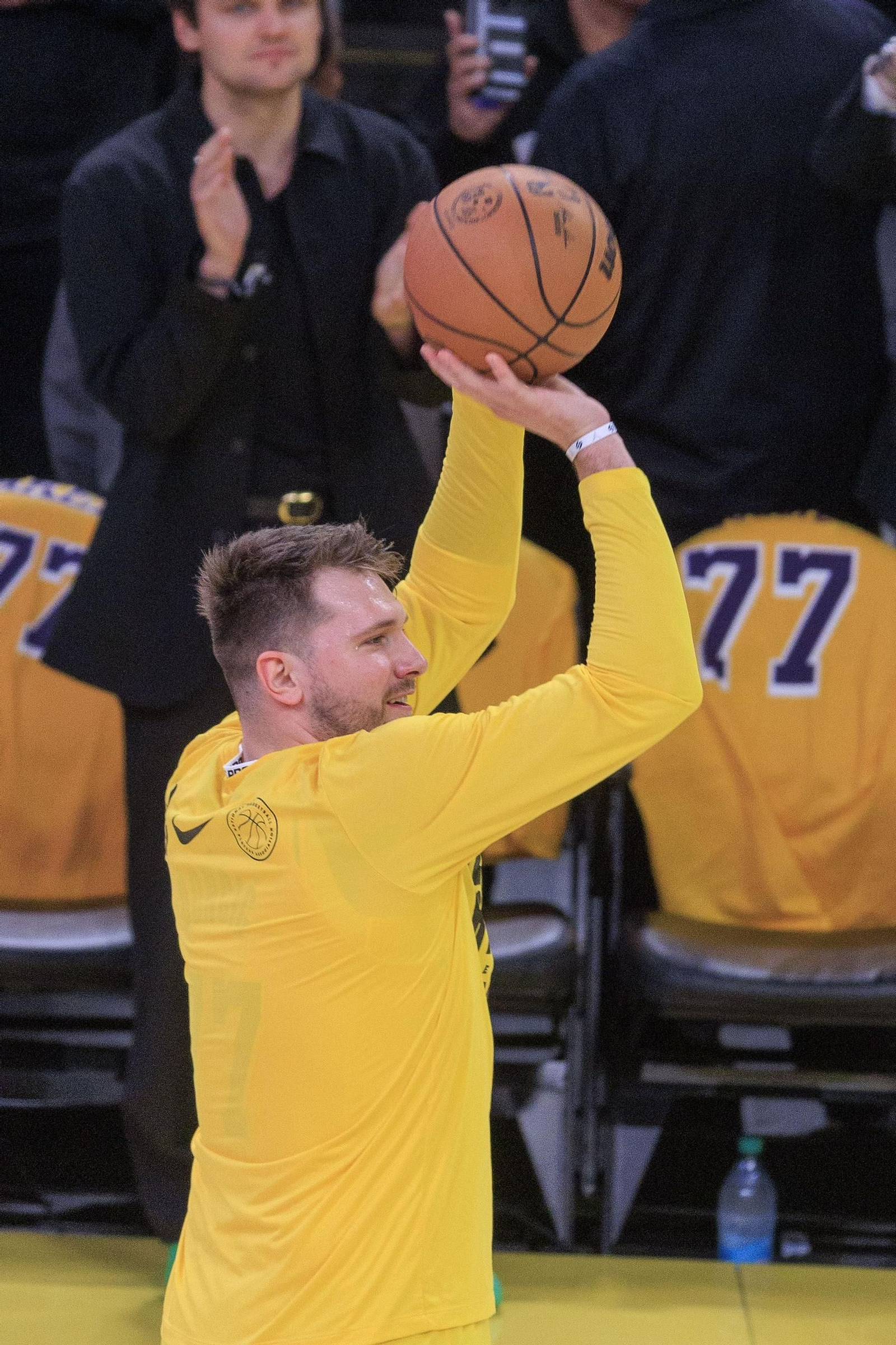 Las fotos del debut de Doncic con los Lakers