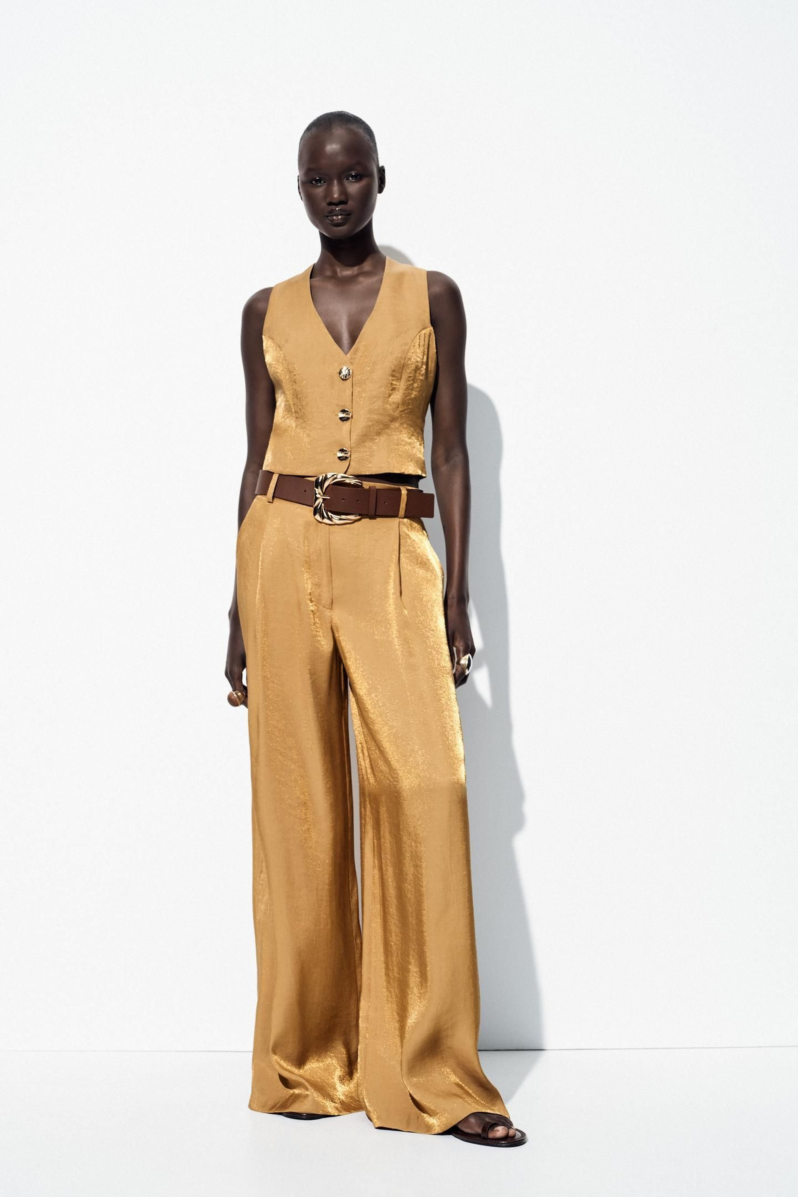 Pantalones anchos y elegantes de Zara.