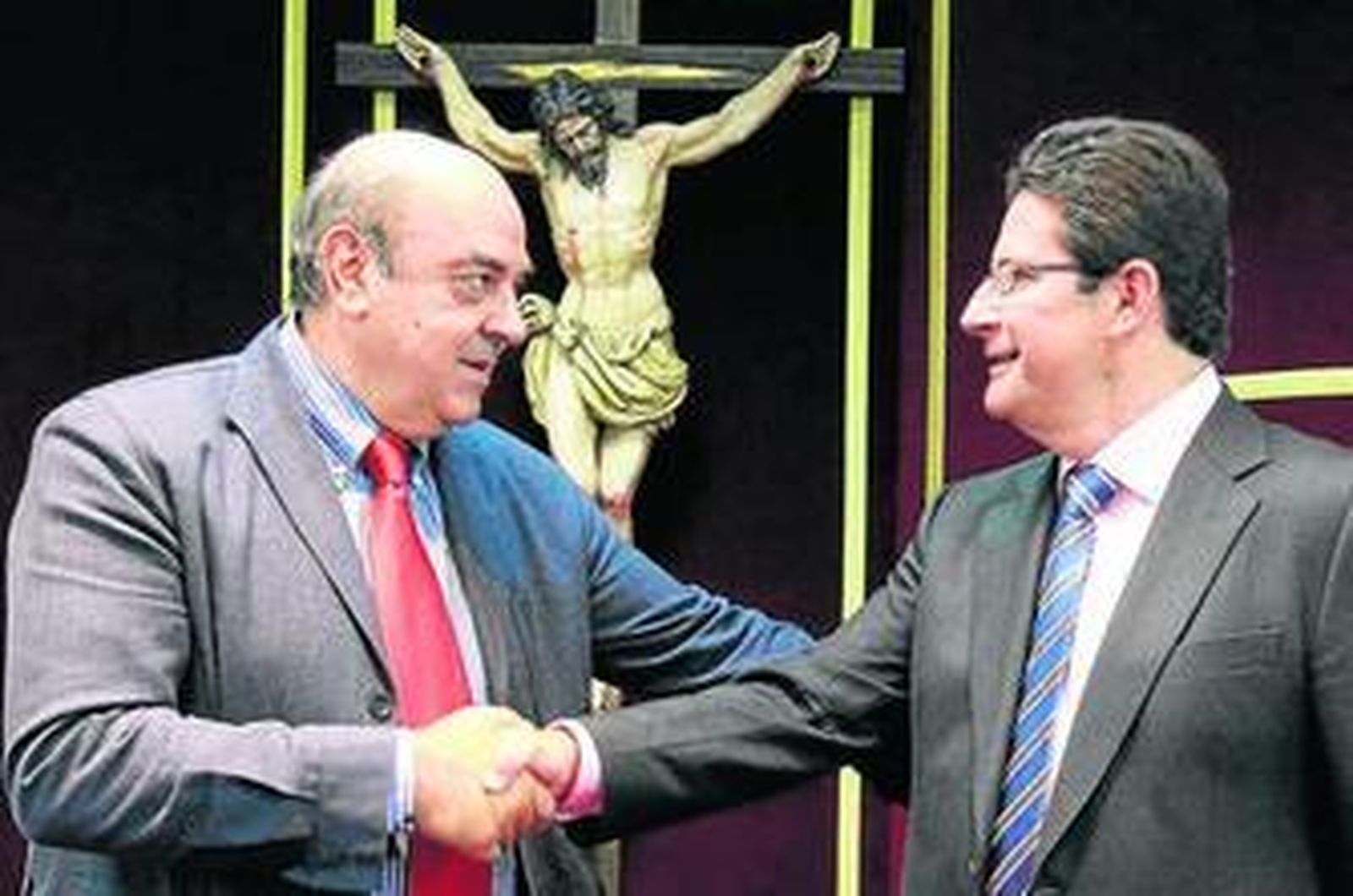 El presidente Muñoz Natera y José Manuel Reyes, ayer, dándose la mano en la presentación.