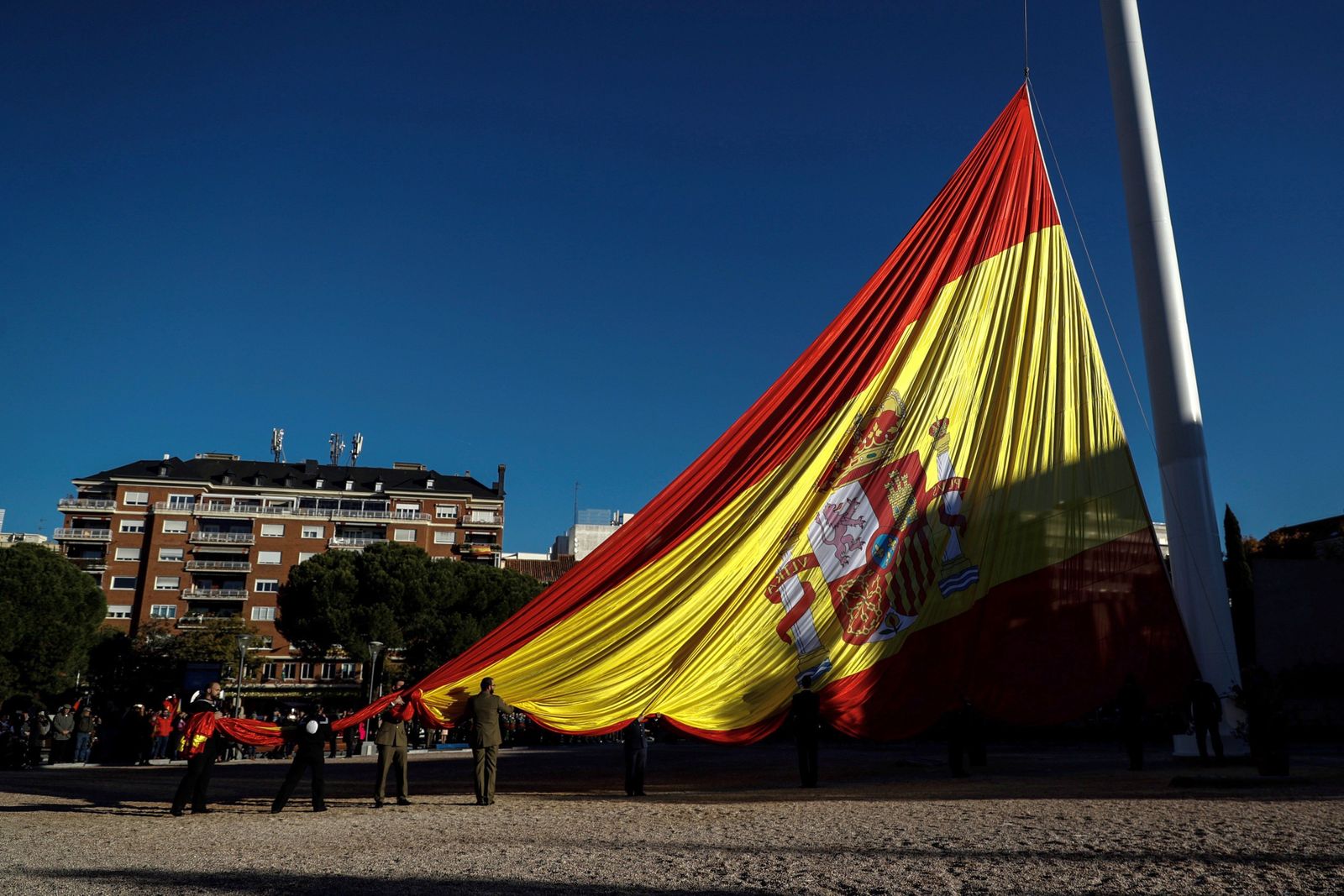 Izado de una bandera española