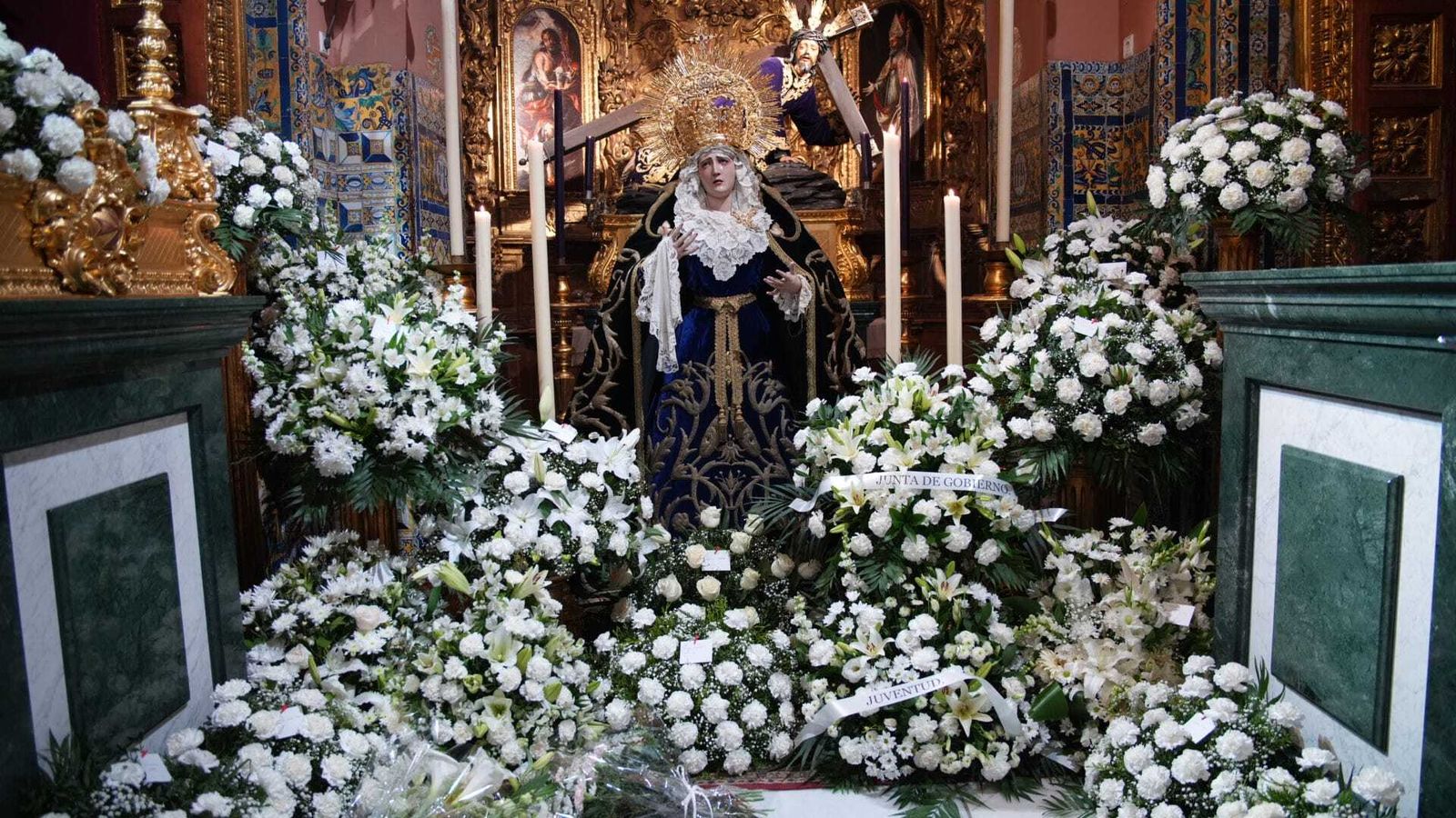 Los hermanos encargan y regalan flores a su dolorosa en este último lunes de mayo