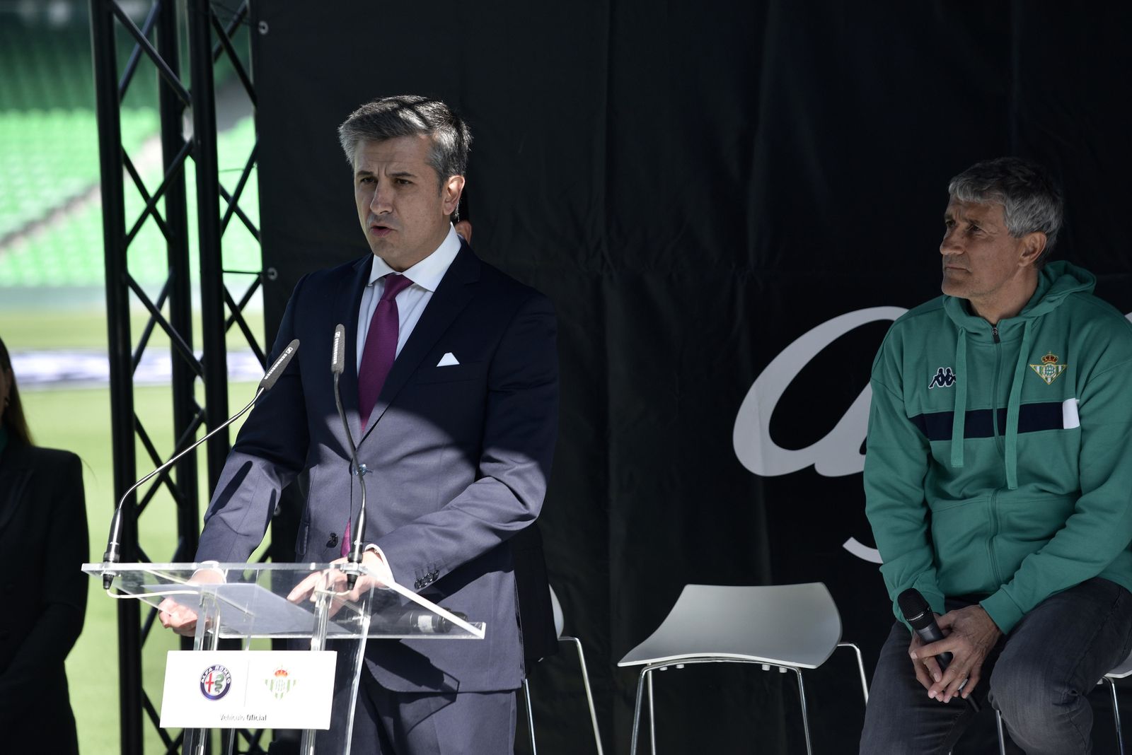 Las imágenes de la entrega de sus nuevos Alfa Romeo a la plantilla del Betis