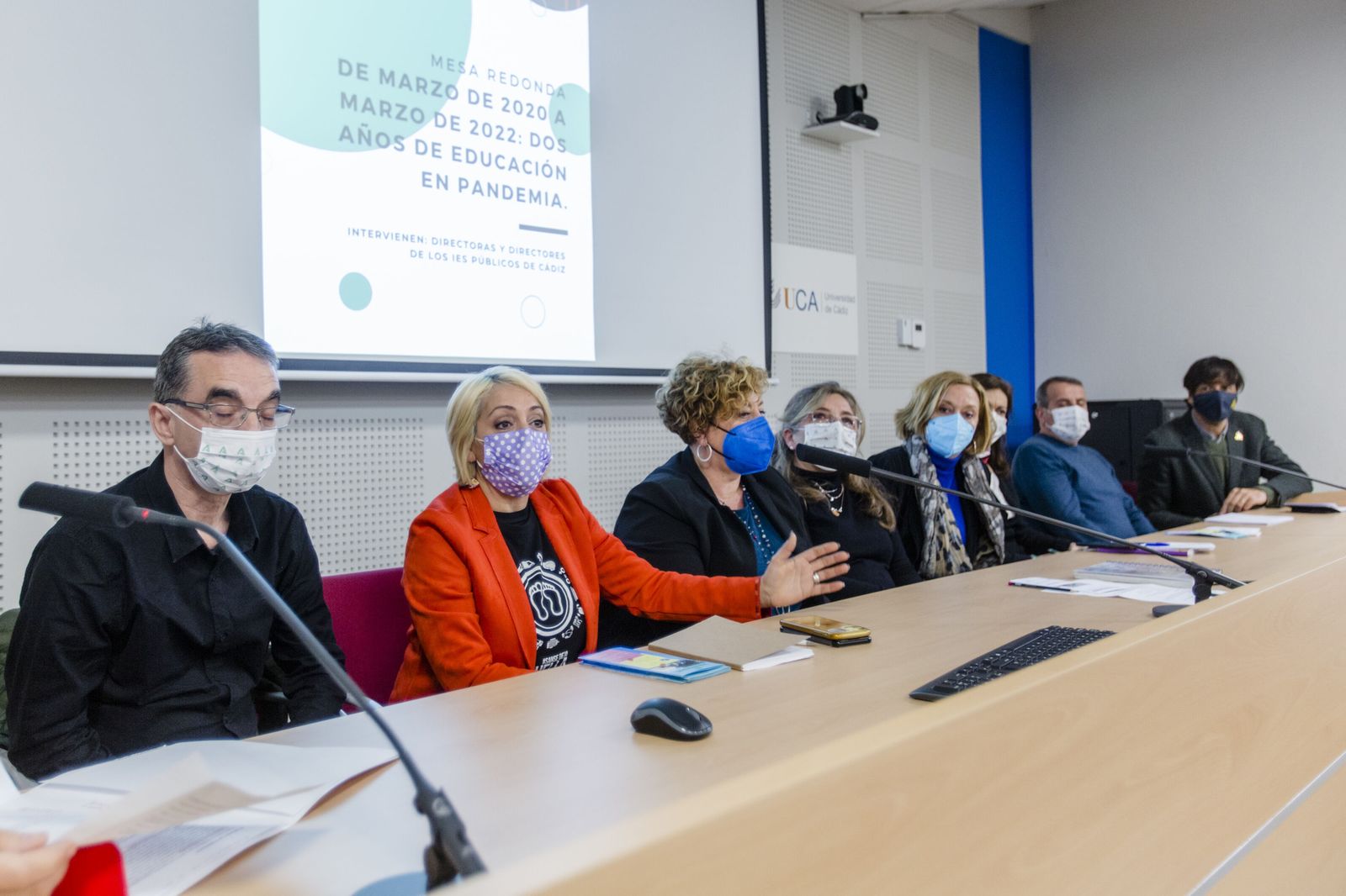 Los ocho directoras y directores de los institutos públicos en la mesa redonda celebrada en el Edificio Constitución de 1812.