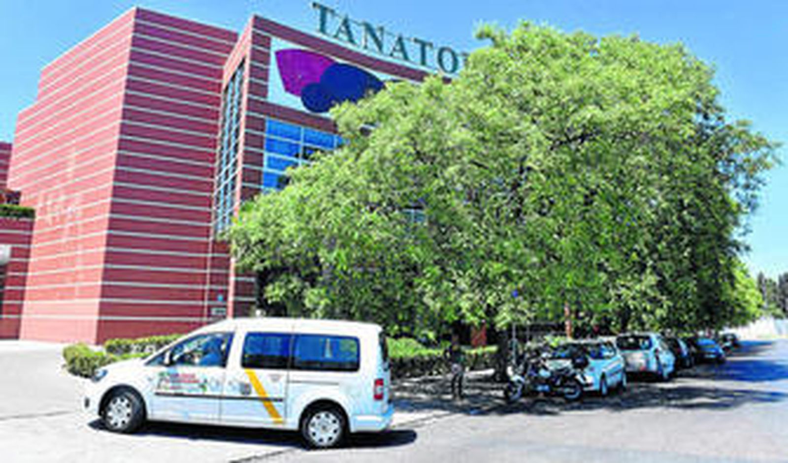 Un taxi accede a la zona de recogida y descarga del tanatorio de la SE-30.