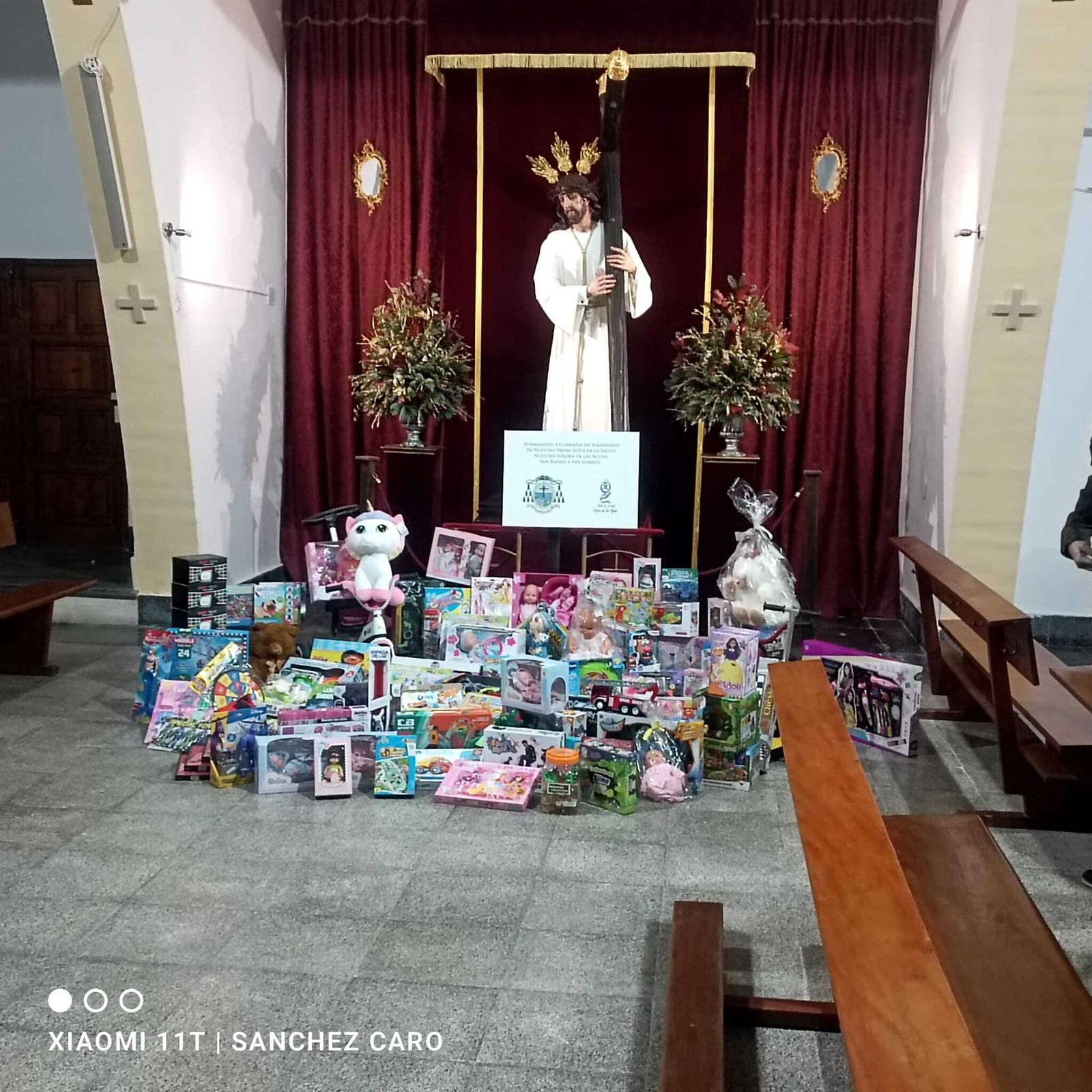 Los juguetes donados junto al Señor de la Salud.