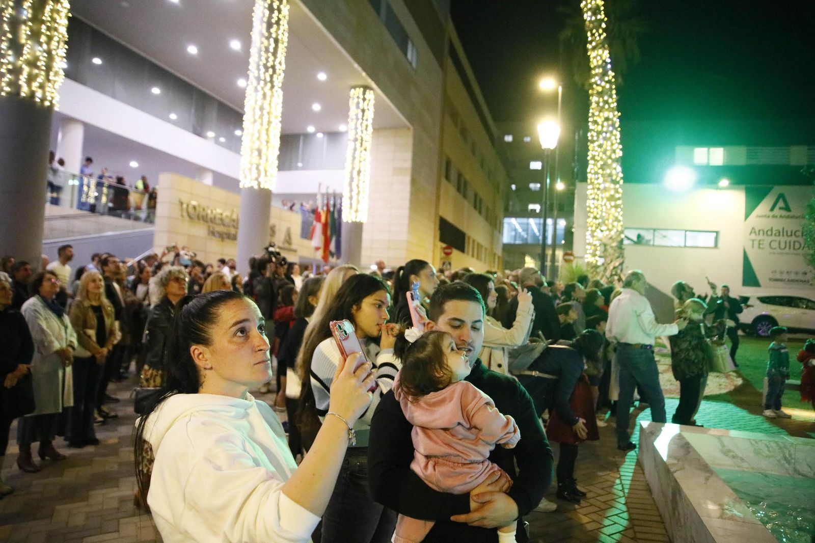 Las imágenes del encendido de la iluminación navideña en el Hospital Torrecárdenas de Almería