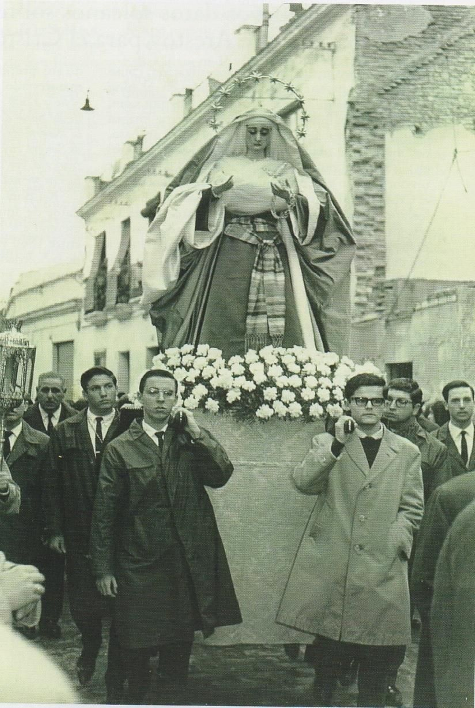 Camino de San Jerónimo. Manuel Rodríguez, a la izquierda, portando a la Virgen de la Soledad por la calle Parras camino del Centro Misional de San Jerónimo. Era el 28 de enero de 1965.