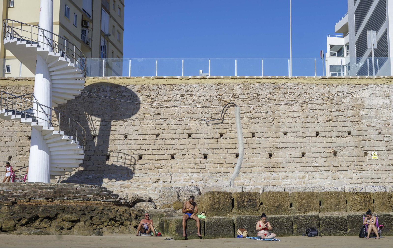 Una tarde de playa junto a los bloques prohibidos de la playa de Santa María del Mar de Cádiz