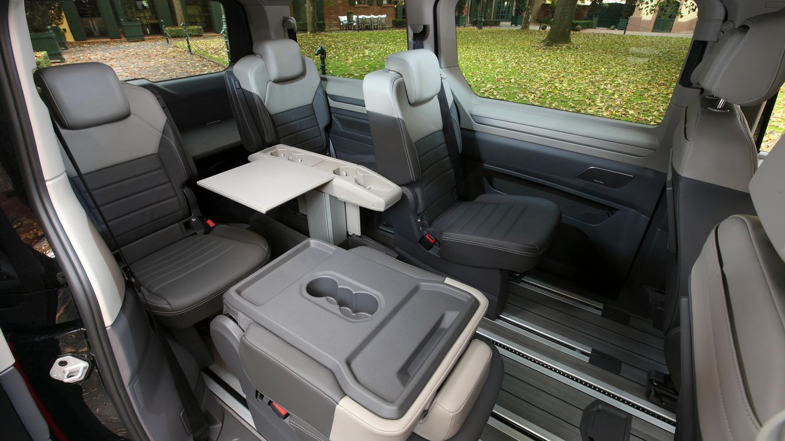 La disponibilidad de carriles en el suelo para las cinco plazas traseras aporta configuraciones casi infinitas.