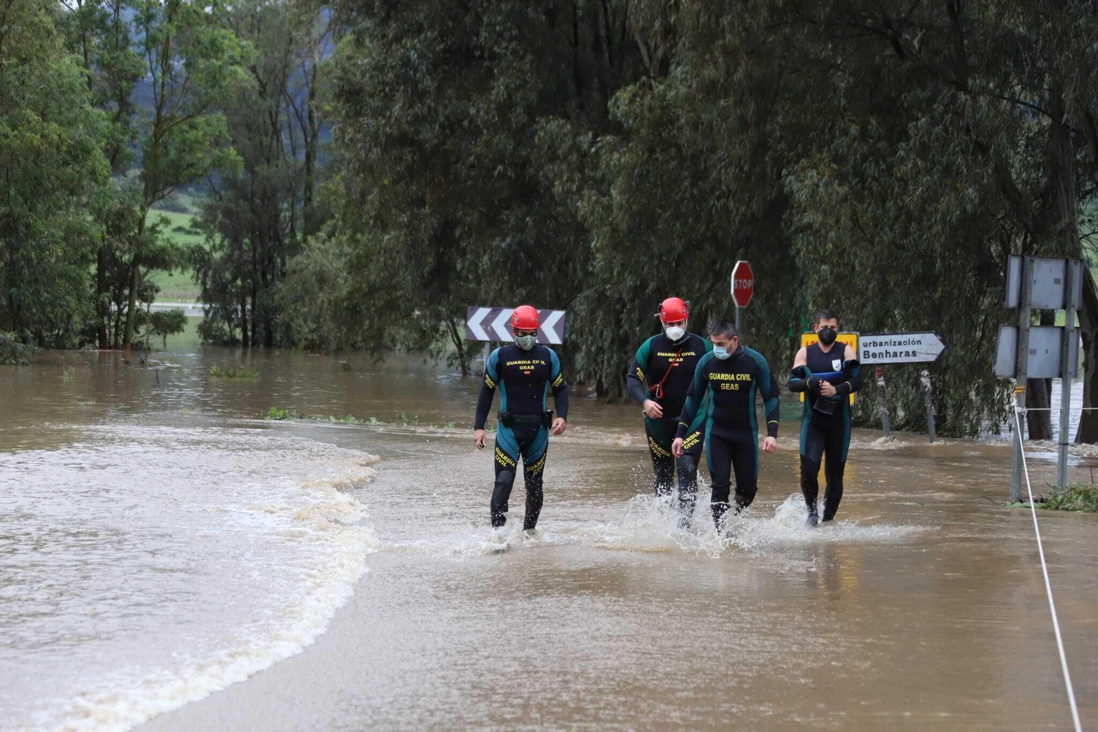Los buzos de la Guardia Civil, en Benharás este domingo.