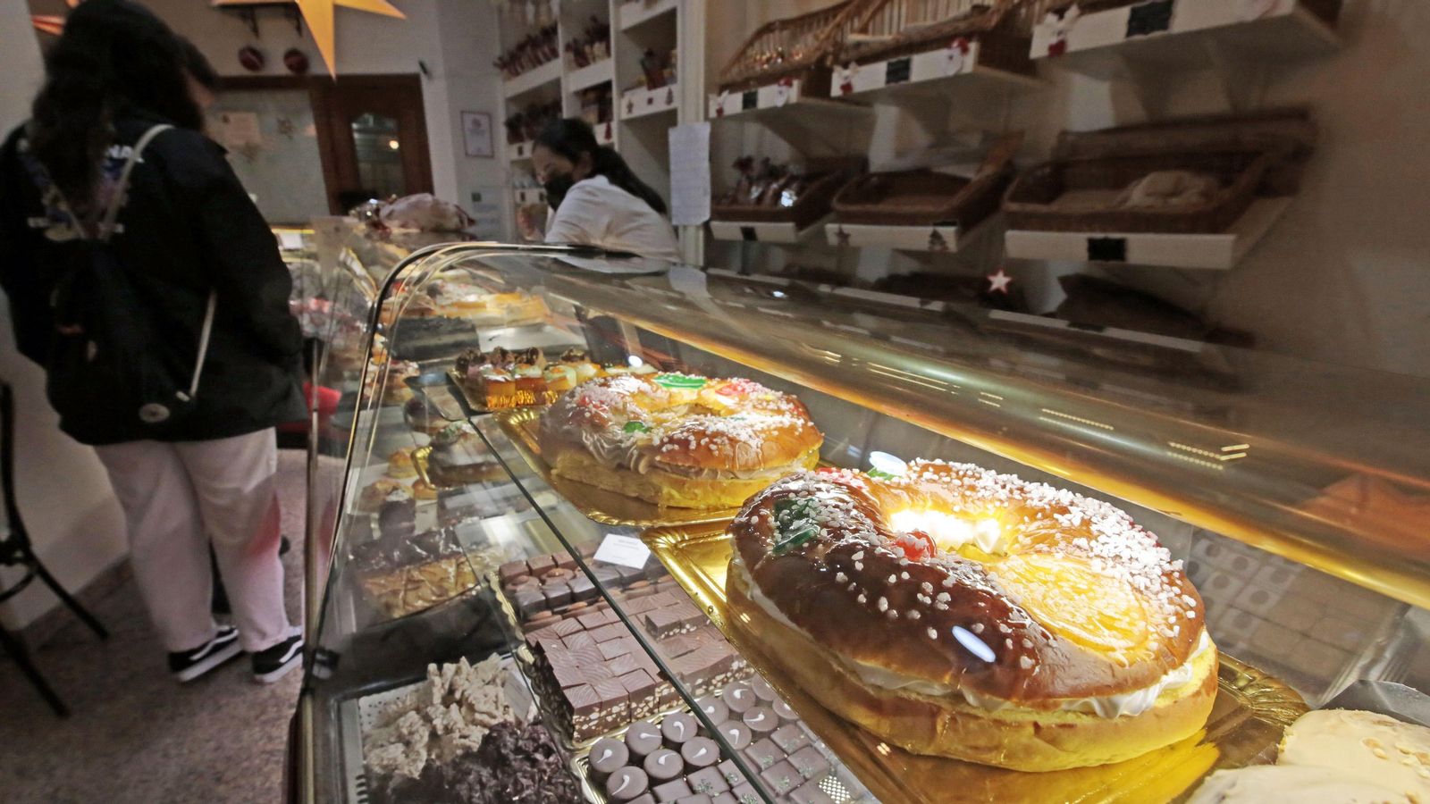 Escaparate de la Pastelería Los Reyes con los roscones en primer plano.