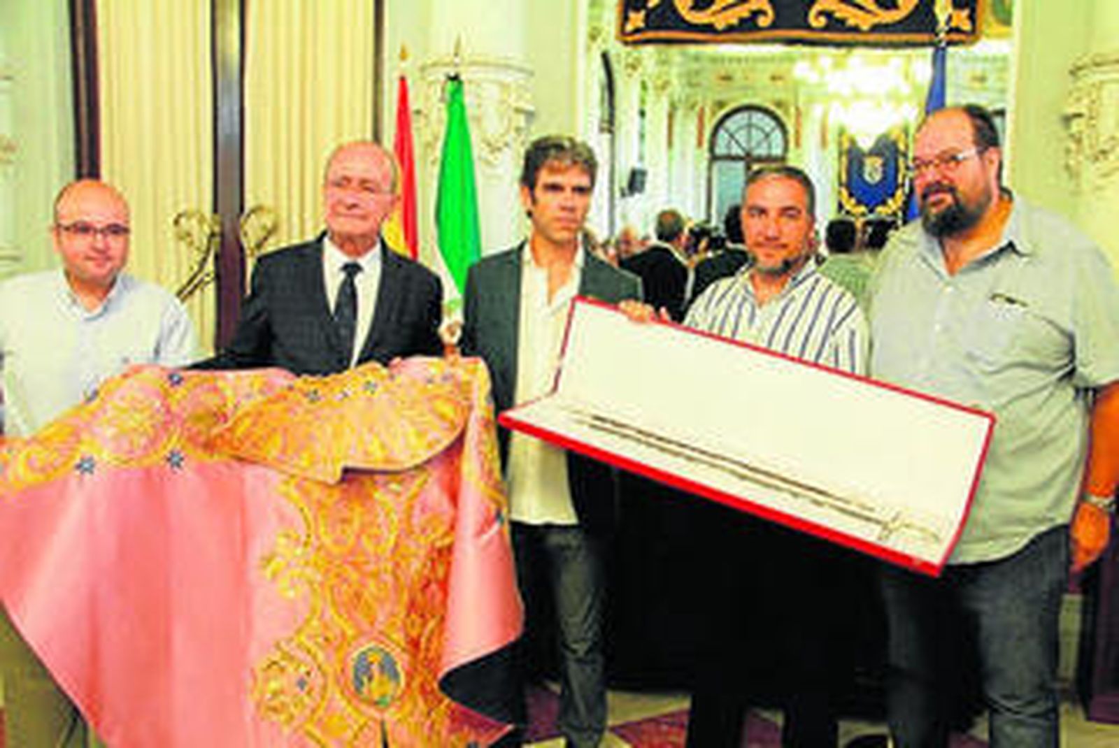 José Tomás, en el centro, recibe los trofeos.