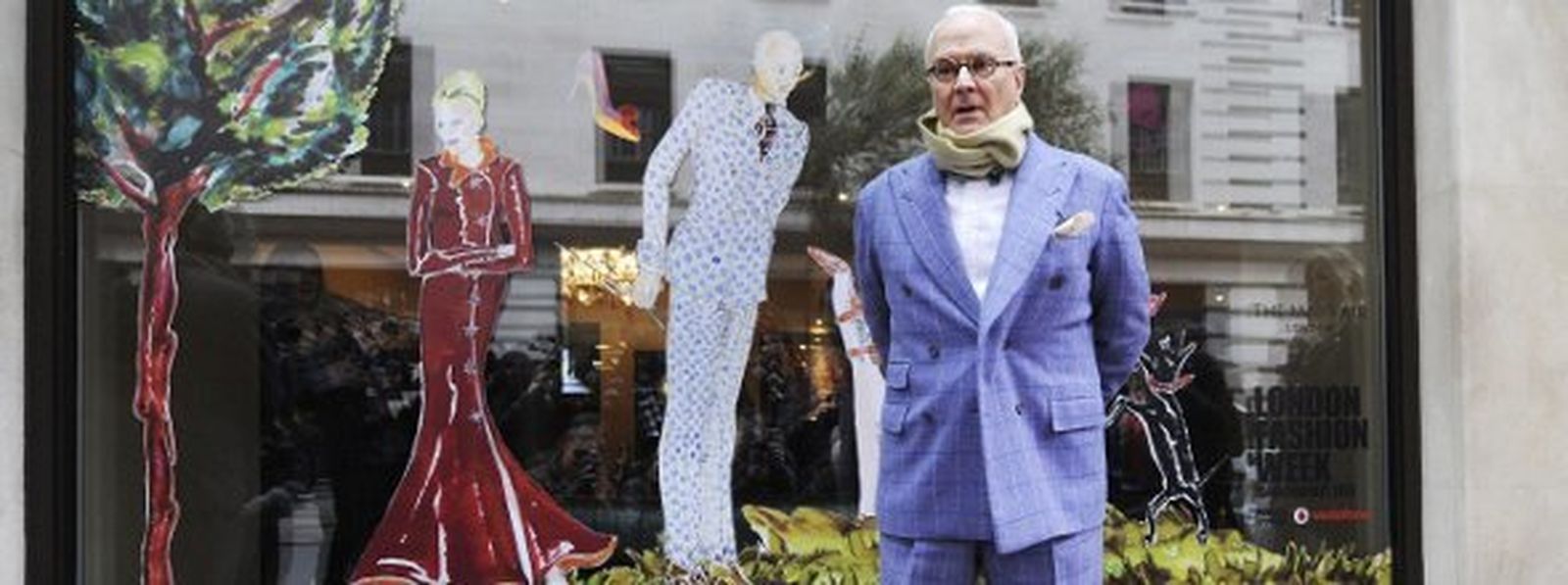 Una modelo desfila con una creación de Amaya  Arzuaga en Cibeles Fashion Week 2011. EFE/Ballesteros.
