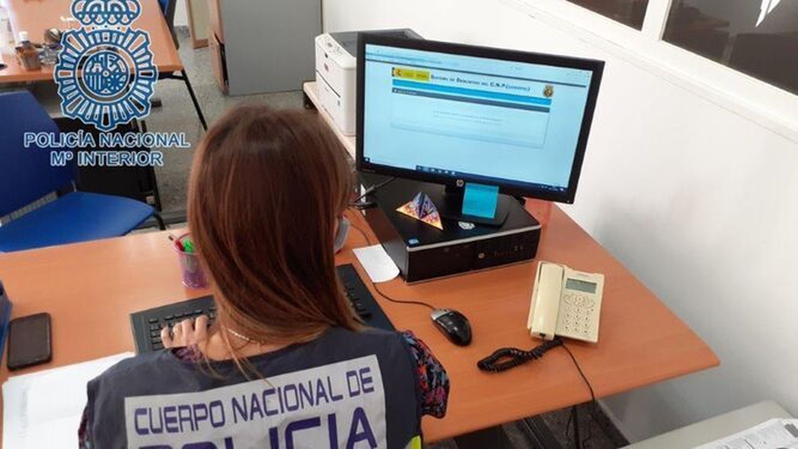 Una agente de la Policía Nacional trabajando.