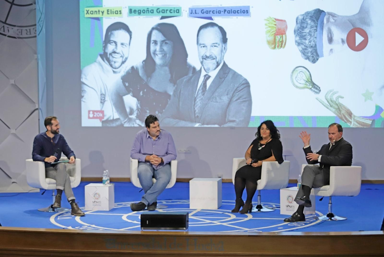 José Luis García-Palacios, Begoña García y Xanty Elías junto al moderador del debate sobre alimentación consciente.