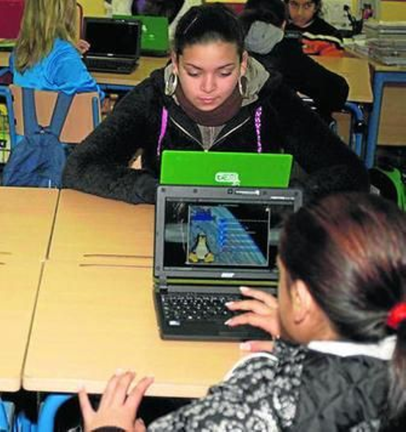 Alumnos de un colegio del Polígono Sur utilizan los portátiles entregados por la Junta el curso pasado.