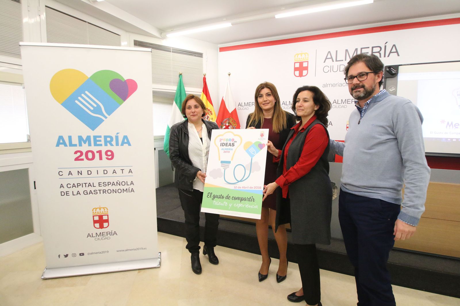 Mª Ángeles Cayuela (Asopesca), Carolina Lafita (concejal), Noemí Algarra (Coexphal) y David Baños (Foro de las Ideas), presentan el cartel.